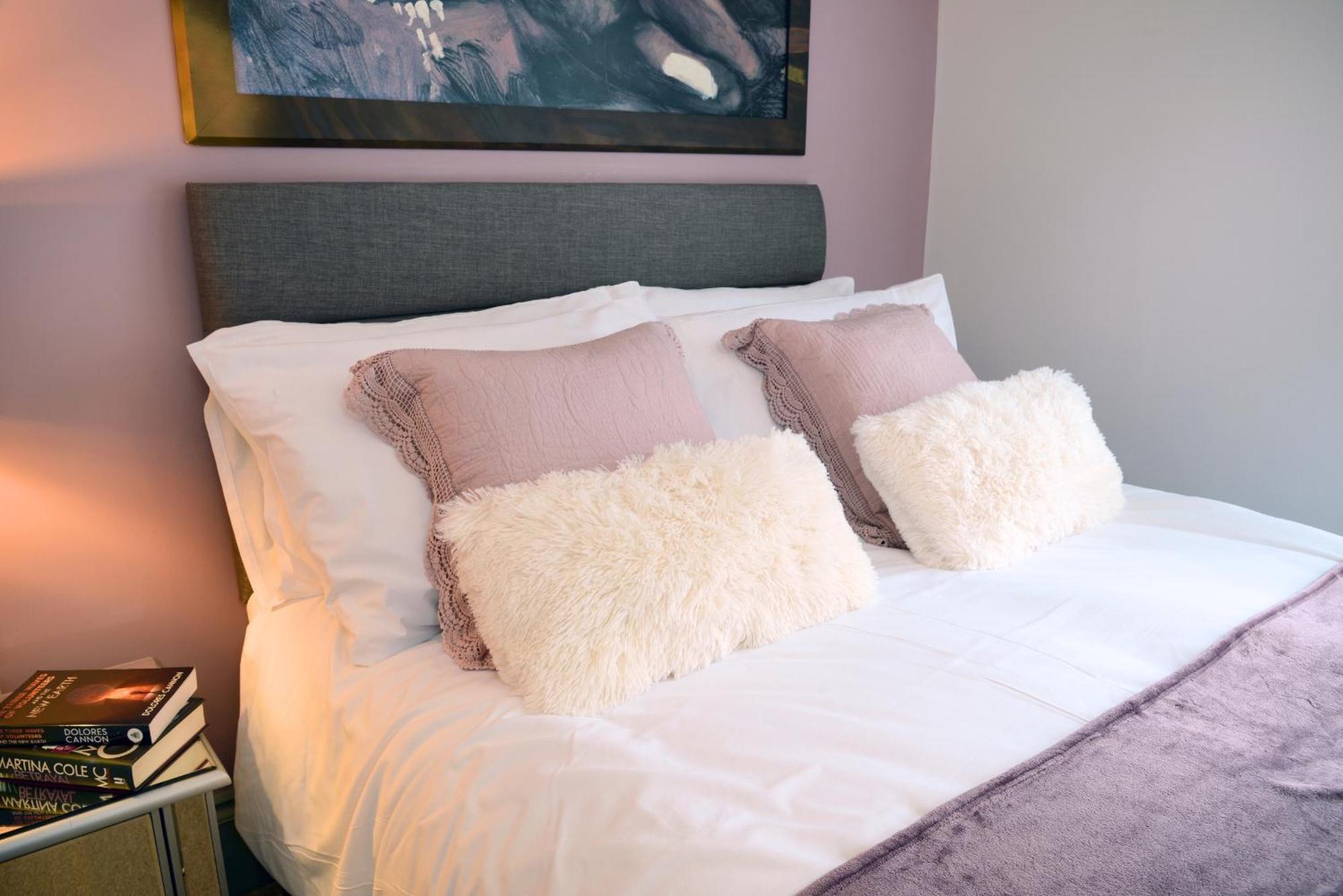 The Old Brewery Boardroom - Winchester City Centre - Unique Property - Free Parking - Sleeps 6 - By Xplus Stays Exterior photo