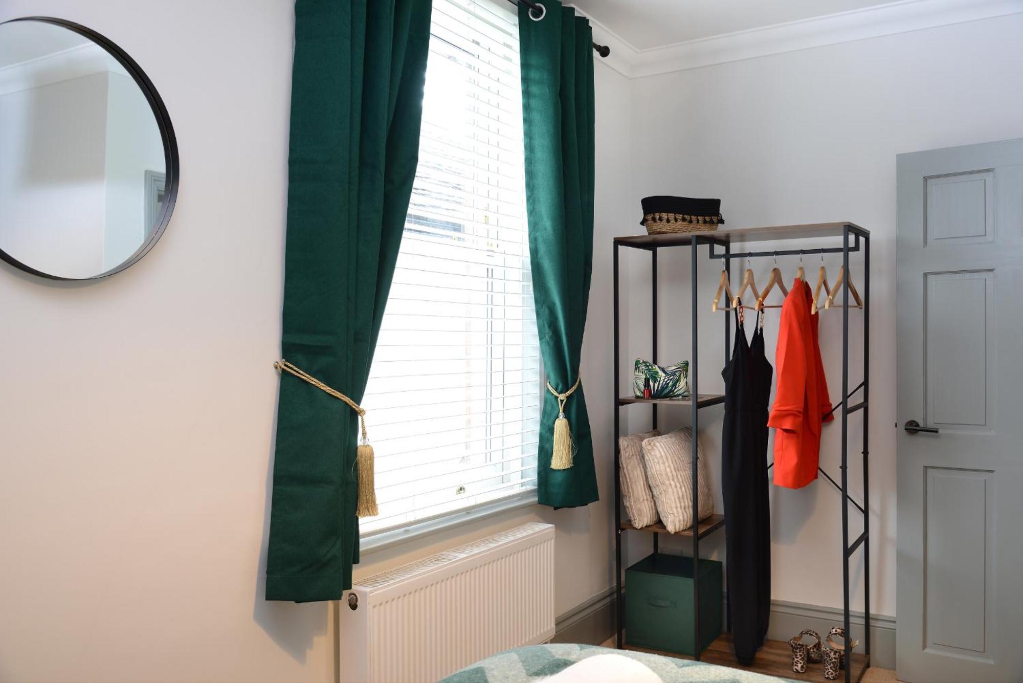 The Old Brewery Boardroom - Winchester City Centre - Unique Property - Free Parking - Sleeps 6 - By Xplus Stays Exterior photo