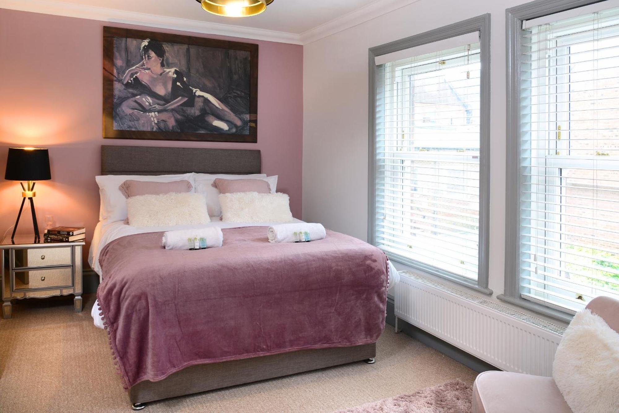 The Old Brewery Boardroom - Winchester City Centre - Unique Property - Free Parking - Sleeps 6 - By Xplus Stays Exterior photo