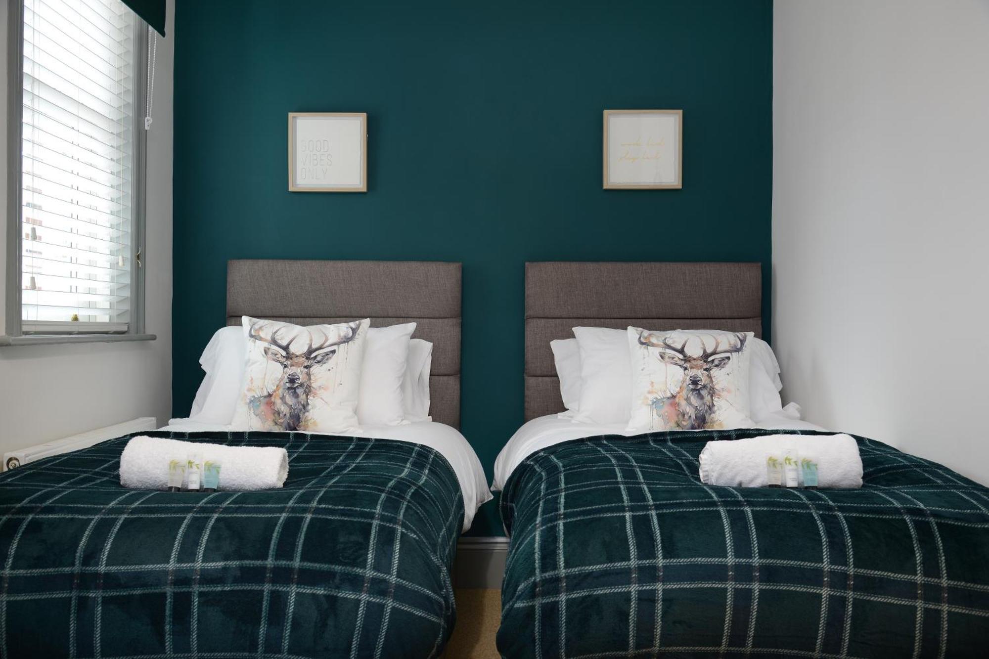 The Old Brewery Boardroom - Winchester City Centre - Unique Property - Free Parking - Sleeps 6 - By Xplus Stays Exterior photo
